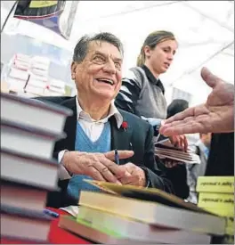  ?? LAURA GUERRERO ?? Claudio Magris, feliz en el stand de La Central, en Barcelona