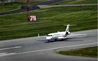  ?? DAVID L. RYAN/GLOBE STAFF ?? A jet landed on the runway at Hanscom Field in Bedford.