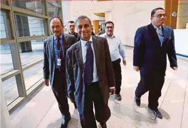  ?? ZAKERIA
PIC BY MUHD ZAABA ?? Former Bank Negara Malaysia assistant governor Tan Sri Nor Mohamed Yakcop (centre) arriving at the Finance Ministry in Kuala Lumpur yesterday.