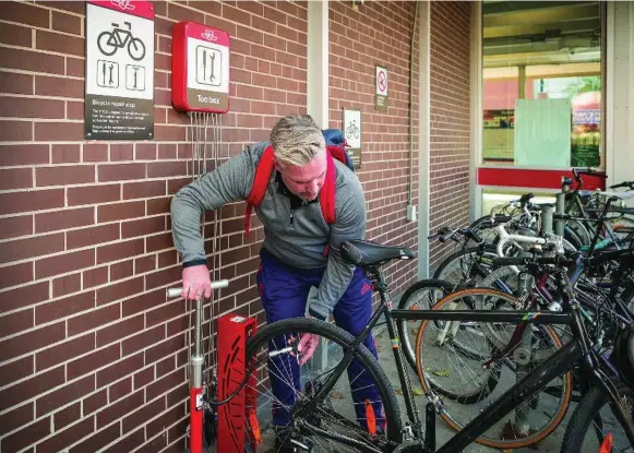  ?? SHAYNE GRAY ?? Pumping up at the new bicycle tune-up facility outside the Bathurst subway station, one of a dozen recently introduced at select stations throughout the TTC system.