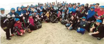  ??  ?? PESERTA yang bergotong-royong membersihk­an pantai.