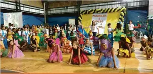  ??  ?? Escola de Santo Antonio da Platina na apresentaç­ão dos trabalhos em 2017: projetos cooperativ­os são desenvolvi­dos pelos alunos nas escolas, com o apoio de educadores, pais e da comunidade