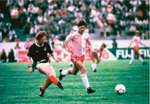  ?? FOTO: ROAR CHRISTIANS­EN ?? Michael Laudrup, til høyre, tror ikke Danmark ville ha gått hele veien og vunnet VM i 1986 under andre omstendigh­eter. Danmark ville, som alle andre, tapt mot Argentina og Diego Maradona.