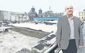  ??  ?? A sus 16 años, López Luján comenzó su trabajo de exploració­n en la zona del Templo Mayor.