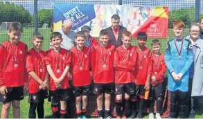  ?? ?? Finalists Woodside Primary from Hamilton were runners-up in the boys’competitio­n