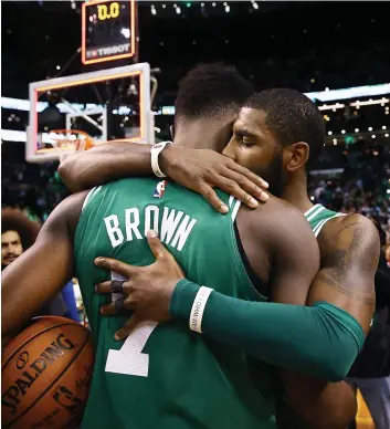  ?? PHOTO AFP ?? Le joueur des Celtics Kyrie Irving console son coéquipier Jaylen Brown, jeudi soir, alors que celui-ci a appris quelques heures avant la rencontre le décès d’un proche.