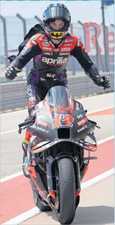  ?? ?? Maverick Viñales celebra su victoria en Austin con una capa de Batman haciendo juego con su casco.