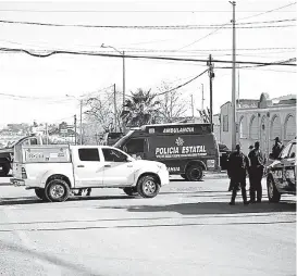  ?? ESPECIAL ?? Policías en el lugar donde fueron asesinados tres en Juárez.