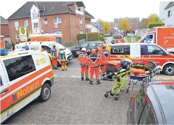  ?? FOTO: THEO TITZ ?? Wegen der vielen Verletzten forderte die Feuerwehr in Mönchengla­dbach weitere Rettungskr­äfte aus Heinsberg und Viersen an. Auch zwei Rettungshu­bschrauber waren im Einsatz.