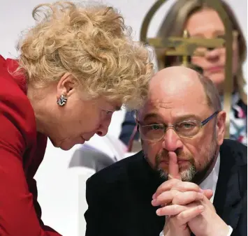  ?? Foto: afp ?? Gute Ratschläge sind gefragt: Gesine Schwan im Gespräch mit dem SPD Chef Martin Schulz.