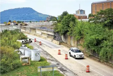  ?? STAFF PHOTO BY C.B. SCHMELTER ?? Traffic exits U.S. Highway 27 North toward Fourth Street on Thursday. Starting this weekend the ramp will be closed for two months to allow for reconstruc­tion.