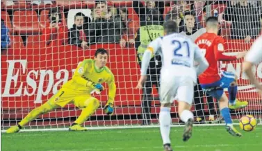  ??  ?? UN MURO. Cristian Álvarez paró el penalti a Michael Santos y se lo paró todo en El Molinón.