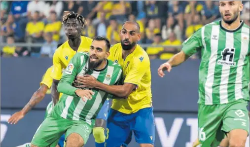  ?? ?? Fali sostiene a Borja Iglesias durante un lance del encuentro entre el Cádiz y el Betis.