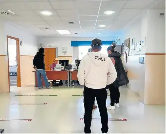  ?? B. R. ?? Varias personas hacen cola en un centro de salud de la provincia de Sevilla.