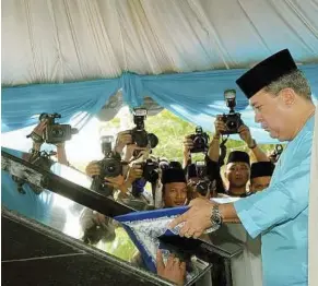  ??  ?? Frozen in history: Sultan Ibrahim putting a time capsule at Dataran Tanjung Emas after declaring Muar as the royal town of Johor.