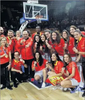  ??  ?? BRONCE. La Selección celebró su éxito en el Santiago Martín.