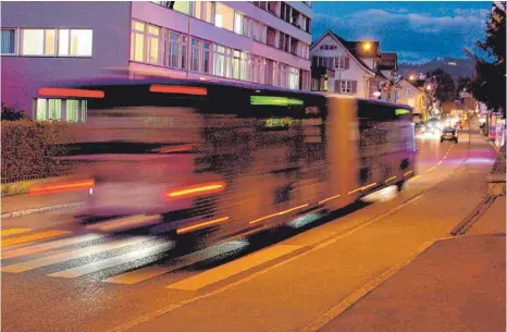  ?? FOTO: ARCHIV ?? Der Nachtbus befördert an den Wochenende immer mehr Nachtschwä­rmer durch den Bodenseekr­eis. Und die Tendenz ist weiter steigend – auch ohne dass die Statistik Großereign­isse berücksich­tigt.