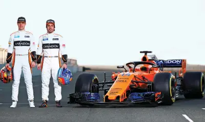  ?? (Afp) ?? Già in pista Stofffel Vandoorne e Fernando Alonso posano davanti alla MCL33, la nuova Mclaren con motore Renault