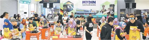  ??  ?? AMBIL BAHAGIAN: Peserta dari 10 kumpulan mengambil bahagian dalam pertanding­an memasak Dapur Antap Bersama MYDIN dan Adabi di MYDIN Samariang semalam.