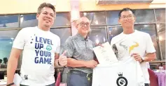  ??  ?? WELL DONE: Labuan MP Datuk Rozman Isli, flanked by WTM president Iqbal Sulaiman presenting prize to Chao Du, the men’s single winner of the Labuan’s open of Internatio­nal Tennis Federation (ITF) UNIQLO Wheelchair Tennis Tour 2019.