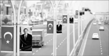  ??  ?? 16 Nisan referandum­u öncesi Diyarbakır başta olmak üzere birçok şehrin ana arterlerin­de bulunan aydınlatma direklerin­e AKP Genel Başkanı Tayyip Erdoğan’ın posterleri astırıldı.