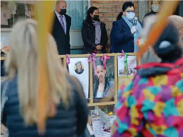  ?? ARMAND HOUGH African News Agency (ANA) ?? A MEMORIAL service for slain UCT student Uyinene Mrwetyana was held yesterday outside the Clareinch post office where she was killed in 2019. |