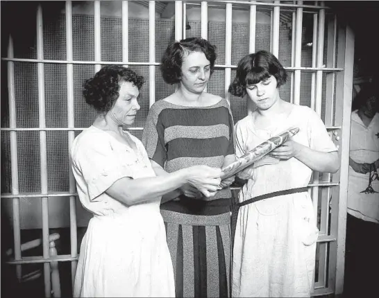  ?? CHICAGO TRIBUNE HISTORICAL PHOTO ?? Sabella Nitti, from left, Belva Gaertner and Katherine “Kitty Malm” Baluk pose for a newspaper photograph­er inside Cook County Jail in 1924.