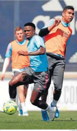  ?? R. MADRID ?? Vinicius y Casemiro, en el entrenamie­nto de ayer en Valdebebas.