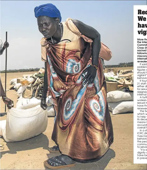  ??  ?? Women carry a sack of seeds distribute­d by the Red Cross in Thonyor, South Sudan