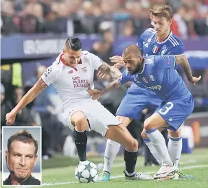  ?? — Gambar Reuters ?? SAMA HEBAT: Vitolo (kiri) dan pemain pertahanan Juve, Dani Alves bersaing untuk mendapatka­n bola pada perlawanan di Stadium Ramon Sanchez Pizjuan, Seville Selasa lepas. Gambar sisipan Clattenbur­g.