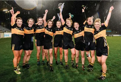  ?? Park STEPHEN McCARTHY/SPORTSFILE ?? Mourneabbe­y players celebrate with the Dolores Tyrrell Memorial Cup after beating Foxrock-Cabinteely in the Ladies All-Ireland Club SFC final at Parnell