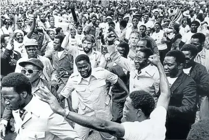  ?? Picture: Tiso Blackstar Group Archives ?? Solomon Mujuru, who led Zimbabwe’s guerrilla army, flanks Robert Mugabe during a 1980 election rally in Harare.