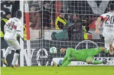  ?? FOTO: DPA ?? Sven Ulreich pariert den Elfmeter von Chadrac Akolo (li.)