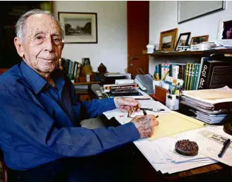  ?? Ariel Jerozolims­ki / Folhapress ?? Shlomo Hillel, 94, nascido no Iraque, mostra recordaçõe­s em sua casa em Raanana