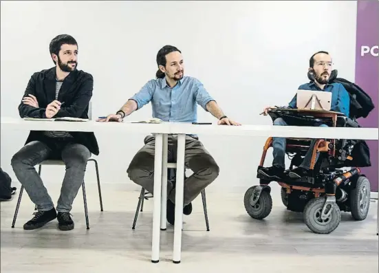  ?? DANI DUCH ?? Juanma del Olmo, secretario de comunicaci­ón de Podemos, junto a sus compañeros Pablo Iglesias y Pablo Echenique