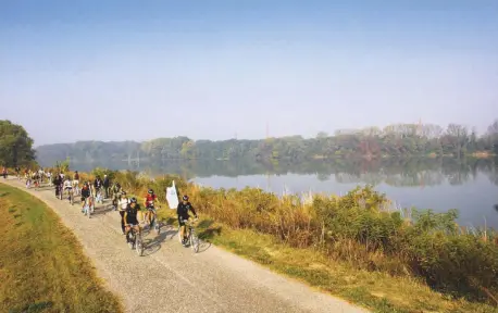  ?? Ansa ?? Il grande fiume Un gruppo di cicloturis­ti lungo il Delta del Po