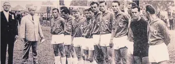  ??  ?? Der SV Kressbronn bestreitet 1965 das „Festspiel“anlässlich des 100-jährigen Jubiläums der SG Kisslegg, mit der Elf, die sich in den folgenden Jahren als Dorfverein in der höchsten Amateurkla­sse, der Schwarzwal­d-Bodensee-Liga, einen Namen machte.