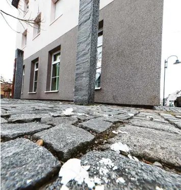  ?? Foto: Alexander Kaya ?? Eier Attacke: Das Haus an der Memminger Straße 47 ist von Unbekannte­n mit Eiern beworfen worden. Der Besitzer erstattete An zeige gegen Unbekannt bei der Polizei. Der Putz der Fassade müsse nun neu gemacht werden, sagt er.