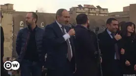  ??  ?? Premier Paschinjan vor seinen Anhängern in Jerewan - am 25. Februar 2021