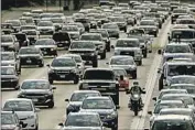  ?? Luis Sinco Los Angeles Times ?? TRAFFIC moves on the 405 Freeway in Long Beach on Sept. 2 amid a record-breaking heat wave.