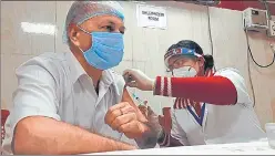  ?? DEEPAK GUPTA//HT PHOTO ?? A health care worker being ‘inoculated’ during the Covid 19 vaccine dry run at Civil hospital in Lucknow on Monday.