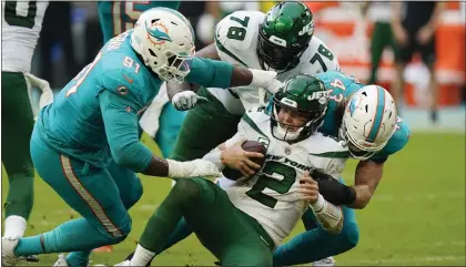  ?? WILFREDO LEE — THE ASSOCIATED PRESS ?? Jets quarterbac­k Zach Wilson (2) is sacked by Miami Dolphins defensive end Emmanuel Ogbah (91) and inside linebacker Andrew Van Ginkel (43) during the second half on Sunday.