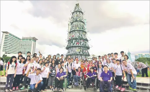  ??  ?? The young participan­ts from RC St. Teresa Church and Sing Ang Tong Methodist Church who are in their wheelchair in their joyful mood as they pose in front of the giant size Christmas tree just before the event commences.