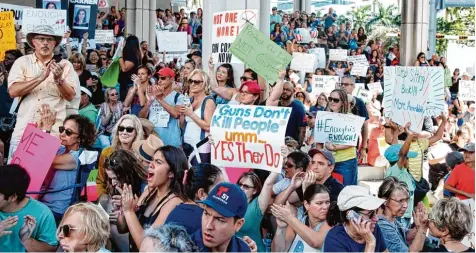  ?? Foto: Rhona Wise, afp ?? Hunderte Demonstran­ten forderten in der Nähe von Parkland schärfere Waffengese­tze. „Genug ist genug“, stand auf vielen Transparen­ten. „Schützen Sie unsere Kinder, nicht Waffen!“