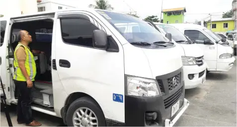  ??  ?? LTFRB-7 Director Ahmed Cuizon inspects vans-for-hire at the terminal in Barangay Kamagayan, Cebu City yesterday, ahead of the expected influx of passengers going back to their respective provinces for All Saints and Souls Days.
