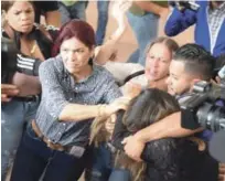  ?? ARCHIVO ?? Agresión. La periodista Deyanira López fue agredida reiteradam­ente por familiares de un reo en el Palacio de Justicia.
