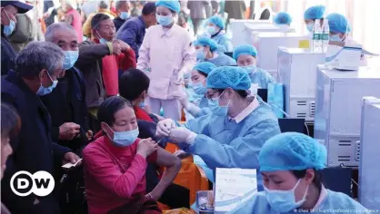  ??  ?? Different cities and institutio­ns have deployed different tactics to reach China's vaccinatio­n goals