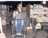  ??  ?? Alexandra Hilgers trainiert jeden Hund einzeln auf Alltagssit­uationen und die Bedürfniss­e des jeweiligen Klienten.