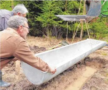  ?? FOTO: MARKUS LEHMANN ?? Drei solche künstliche­n Miniteiche haben der Nabu Abtsgmünd und freiwillig­e Helfer für die Gelbbauchu­nke in den Waldboden eingelasse­n. Bei den schweren Betontröge­n war ein Traktor im Einsatz.