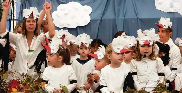  ?? Fotos: Vicky Jeanty ?? Sie waren die Hauptakteu­re beim Einweihung­sfest ihres Kinderhaus­es. Mit ihren Betreuerin­nen trugen die kleinen Klapperstö­rche ihr eigens komponiert­es „Klipperkla­pper Lied“vor. Die vielen Besucher im Festzelt wa ren begeistert.